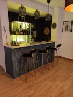 617746381: Chica busca chico en Madrid