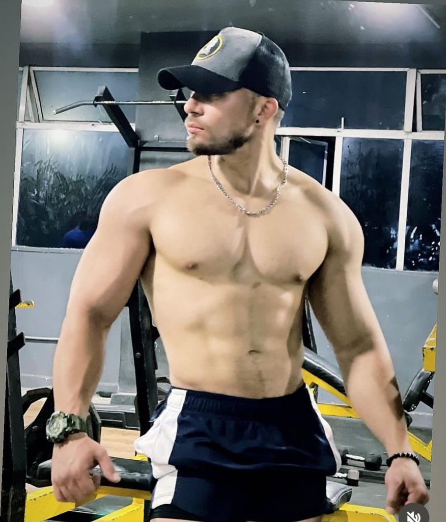 697854654: Chico busca chica en Barcelona