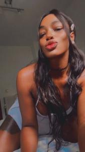 658287236: Chica busca chico en Sevilla