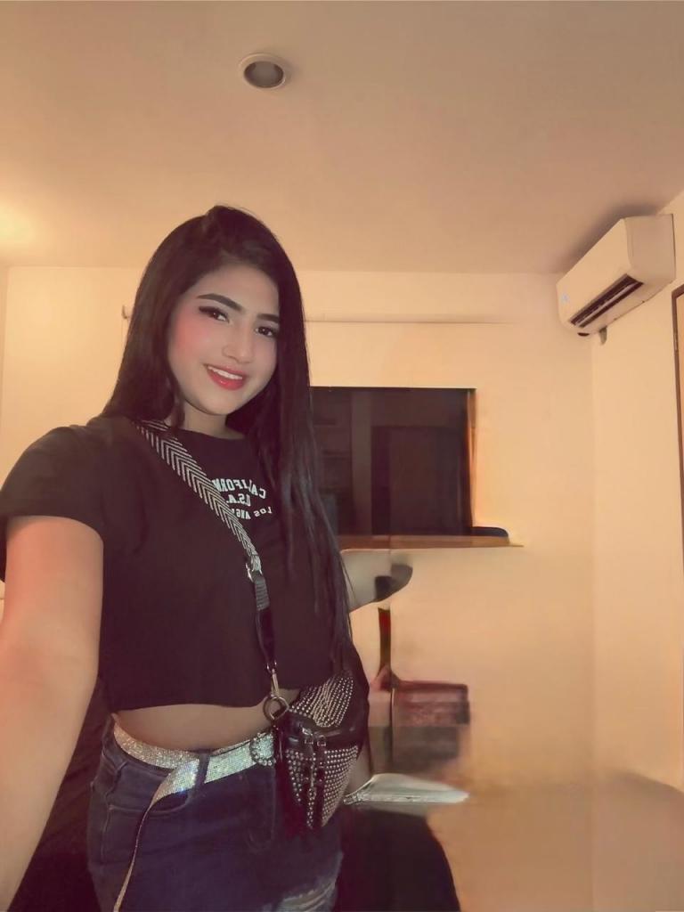 671134267: Chica busca chico en Sevilla