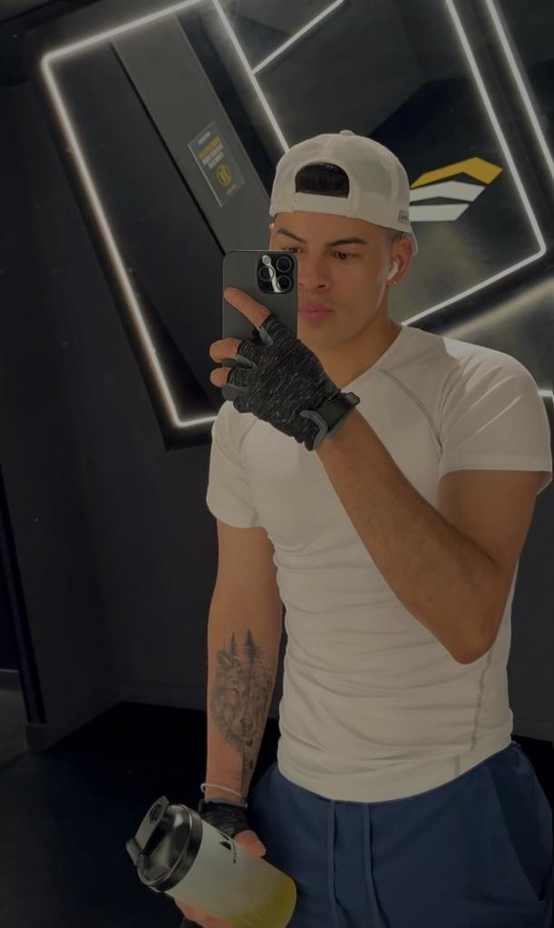 698461472: Chico busca chica en Barcelona