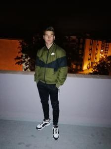 664170055: Chica busca chico en Sevilla