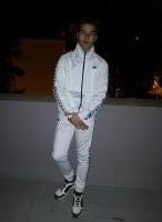 664170055: Chica busca chico en Sevilla