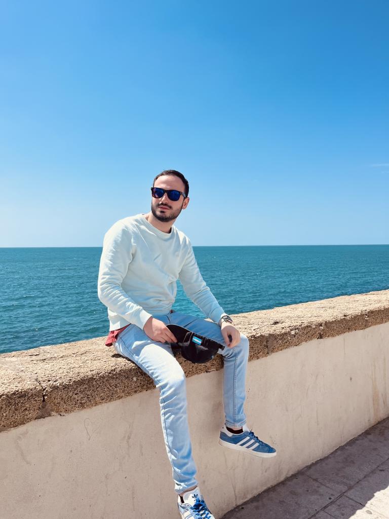 Chico busca chica en Sevilla: 