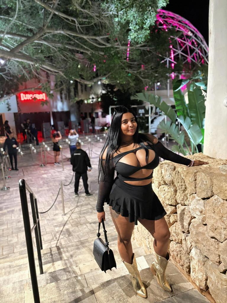 Chica busca chico en Alicante: Chica busca chico