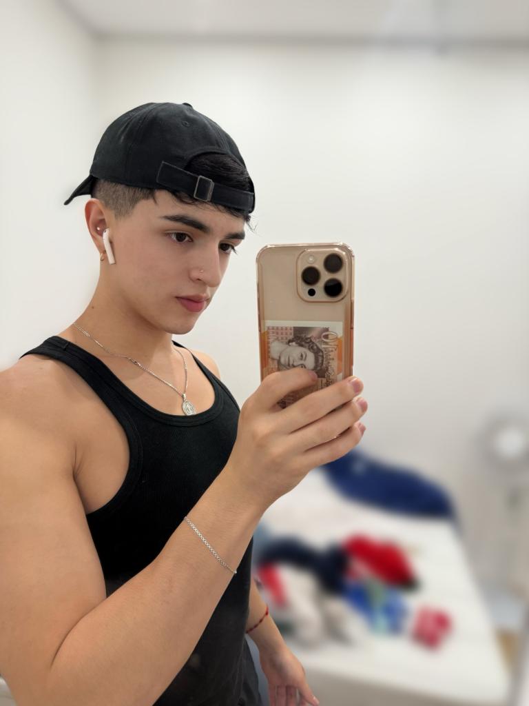 695313803: Chico busca chica en Barcelona