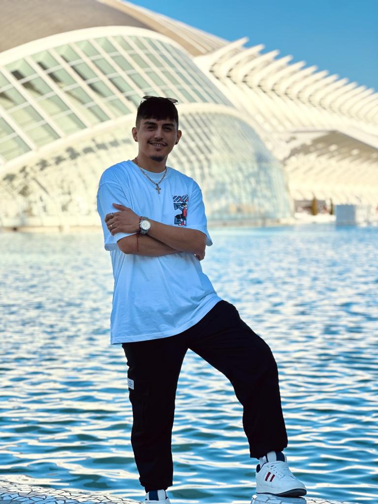 662089415: Chico busca chica en Valencia