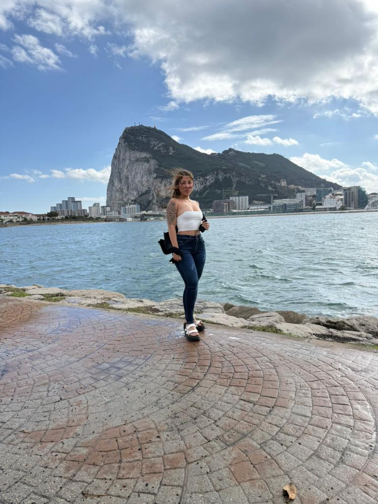 663772437: Chica busca chico en Cádiz