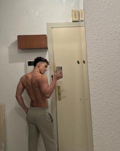 687204420: Chico busca chica en Barcelona