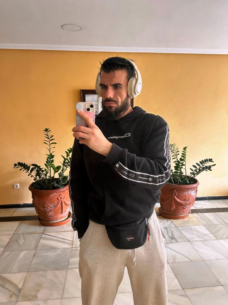 Chico busca chica en Sevilla: 