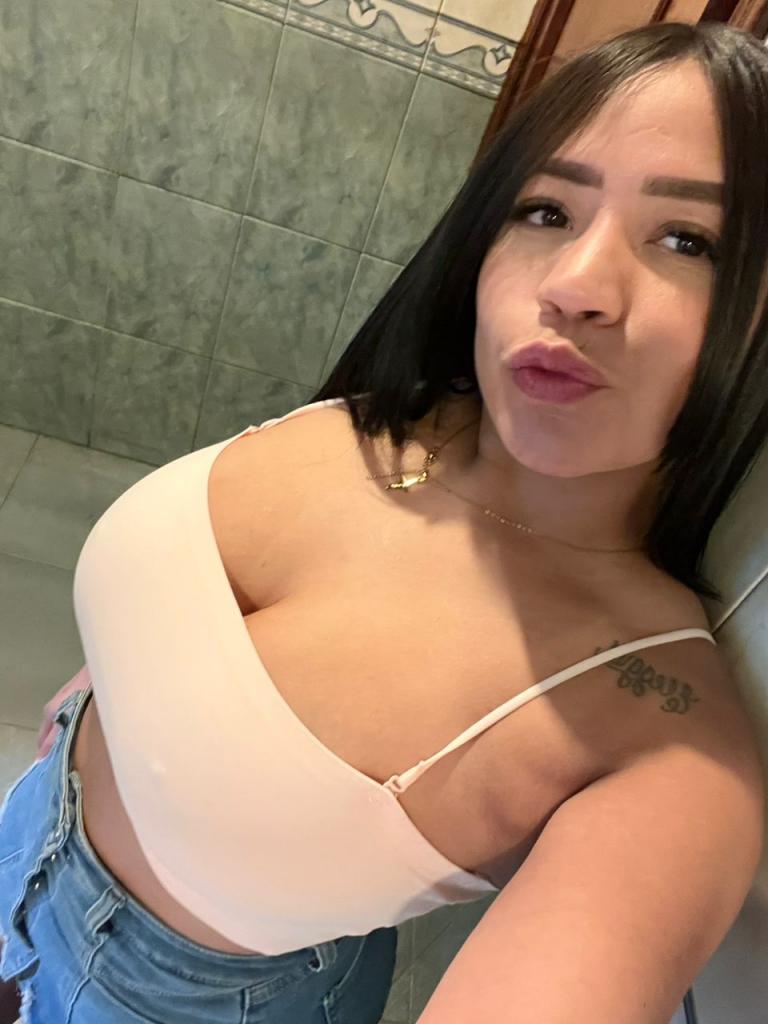 647781560: Chica busca chico en Barcelona