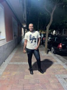 663487037: Chico busca chica en Murcia