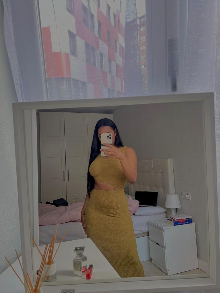 695774891: Chica busca chico en Barcelona