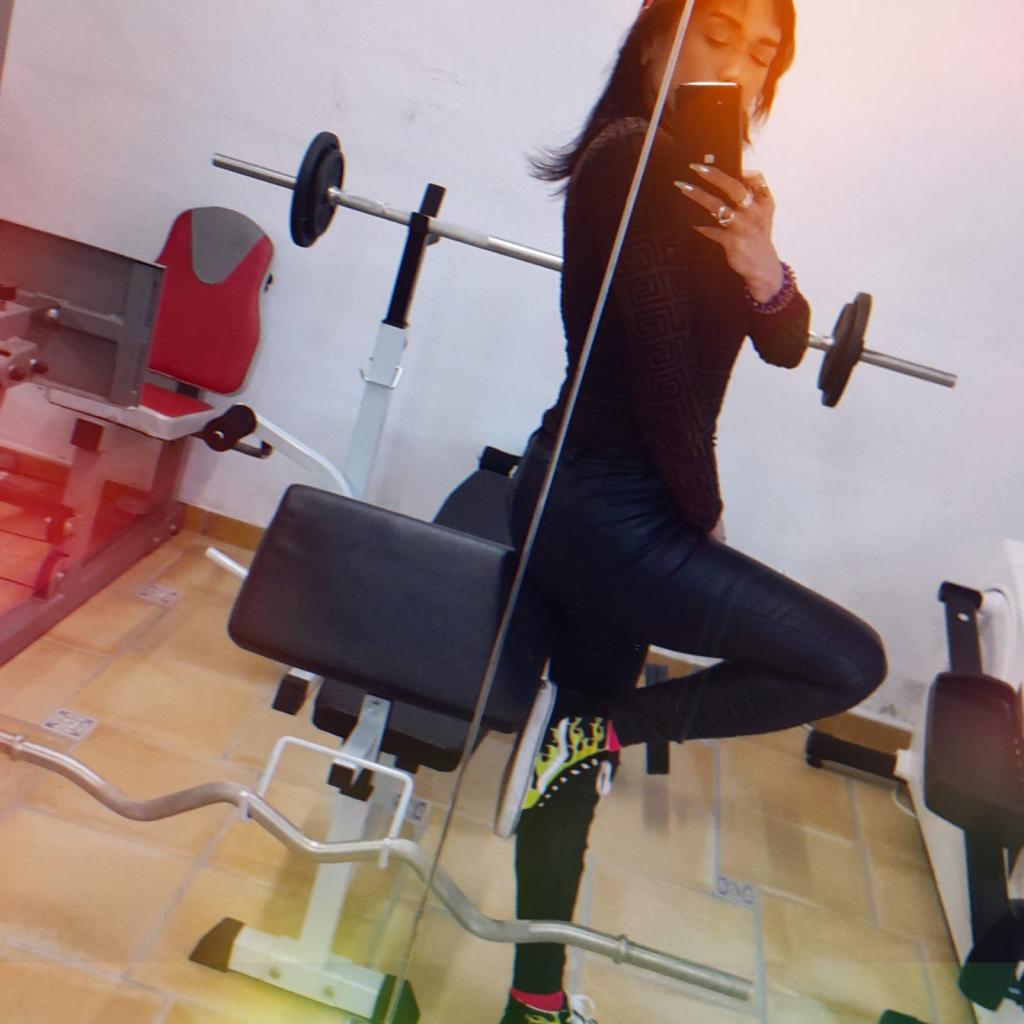 674987090: Travesti en León