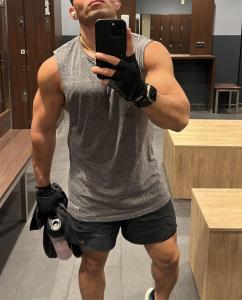 647639431: Chico busca chica en Murcia