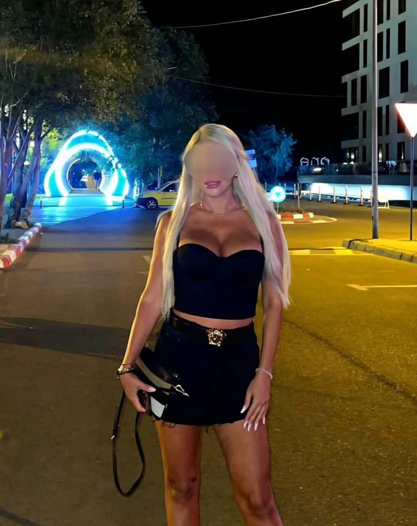 661145141: Chica busca chico en Barcelona