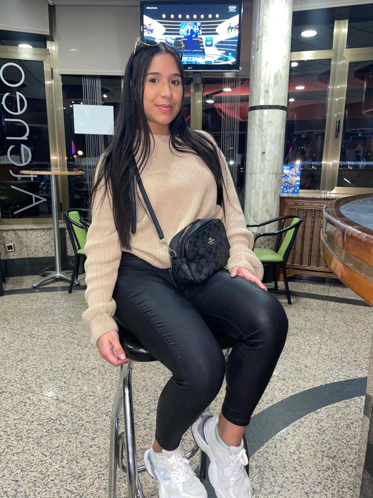 697713315: Chica busca chico en Ávila