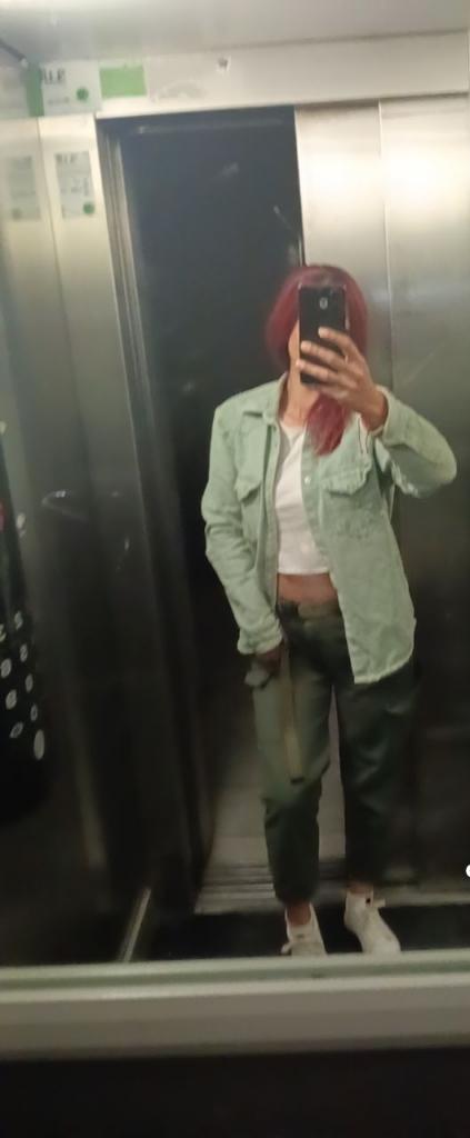 687181489: Chica busca chico en Sevilla