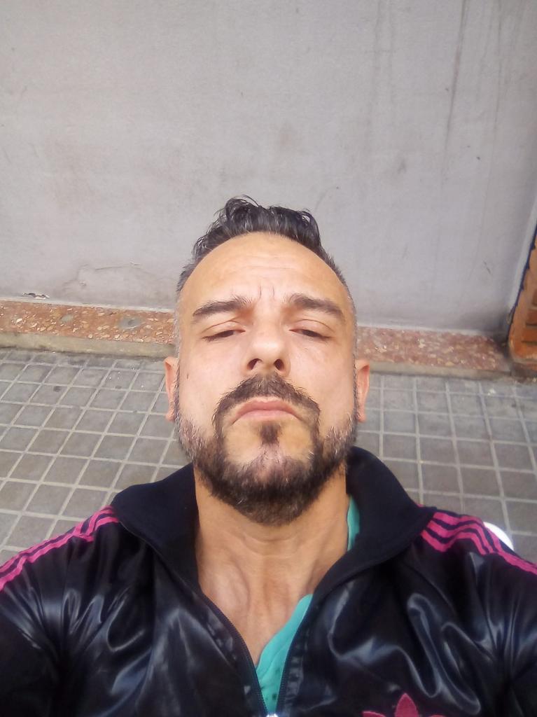 697155343: Chico busca chica en Valencia