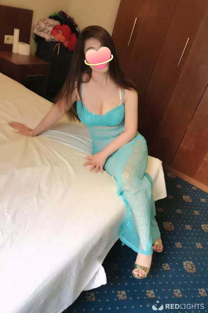 669547079: Chica busca chico en Gerona