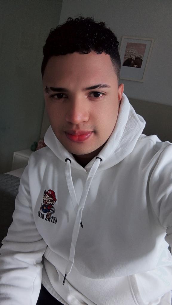 663496572: Chico busca chica en Valencia