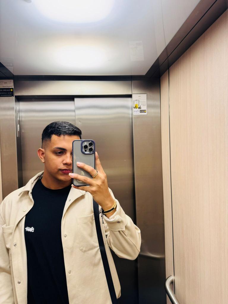 613856352: Chico busca chica en La Coruña