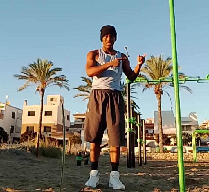 617513197: Chico busca chica en Barcelona