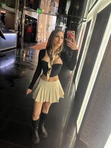 663871155: Chica busca chico en Barcelona