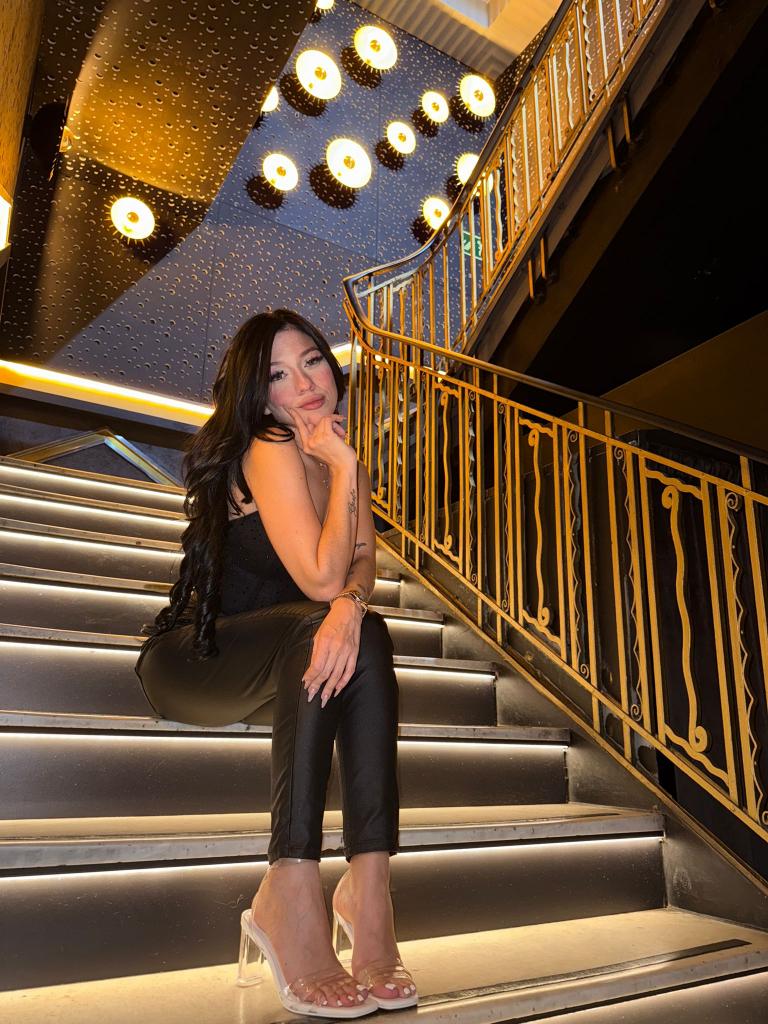 664035348: Chica busca chico en Madrid