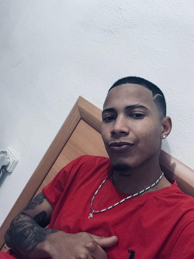 674877331: Chico busca chica en Barcelona