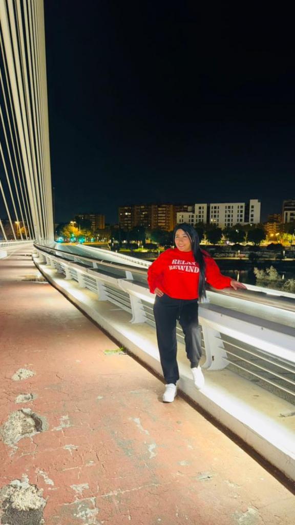 647988449: Chica busca chico en Sevilla