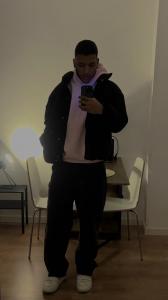 607242940: Chico busca chica en Barcelona