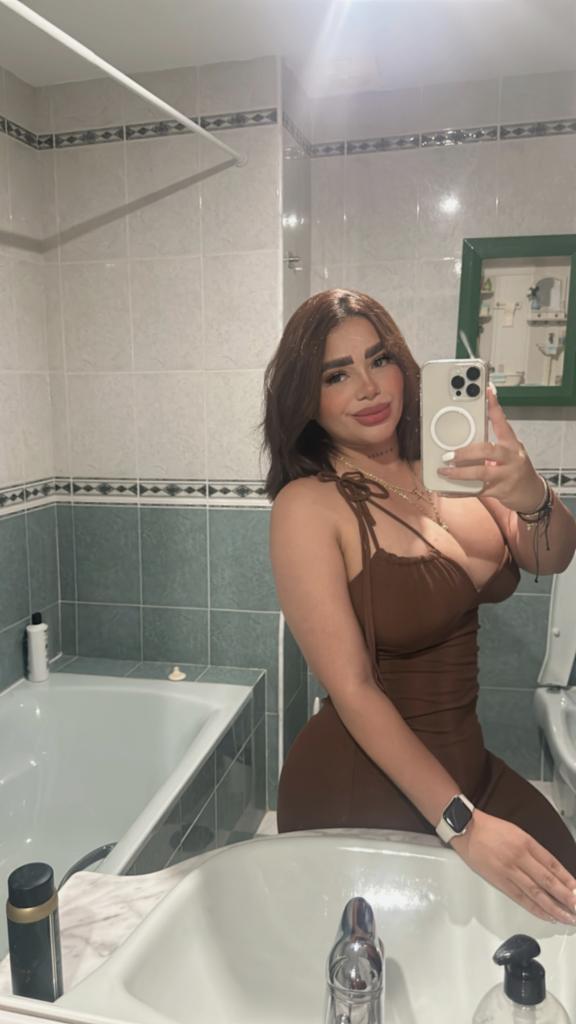 664290477: Chica busca chico en Sevilla