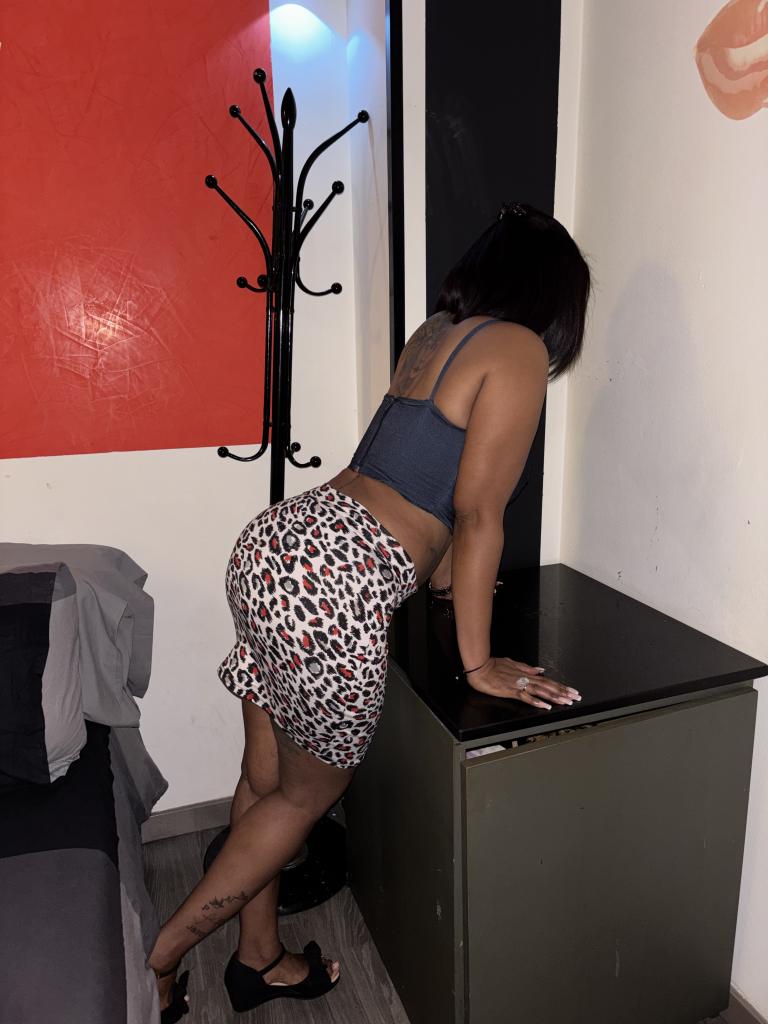 647317671: Chica busca chico en Barcelona